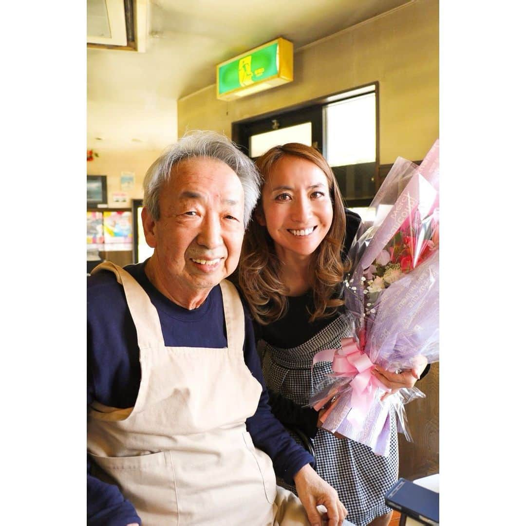 金子藍さんのインスタグラム写真 - (金子藍Instagram)「40' 本日、40歳になりました❤️  お父さんからの花束に感無量💐  去年、共に過ごしてきた私を産んでくれたお母さんが亡くなり、この世の果てかと思うくらい悲しみを味わい 今も尚、話したくても話せない.. 抱き合いたくても抱き合えない..時が経てば経つほど、悲しみは癒える事はないけれども 私にはサーフィンを教えてくれたお父さん 大好きなお姉ちゃんに姉妹のように育ったいとこのレイカ、そしてレイカを産んでくれ、私が自由に行動出来るように手助けしてくれるママという 大好きな家族が側にいてくれるお陰で、穏やかな生活が出来ています❤️  40歳、大好きな人達と楽しみながら前へ進んでいくー❤️  #happybirthday #誕生日」3月27日 20時15分 - aikaneko_surf