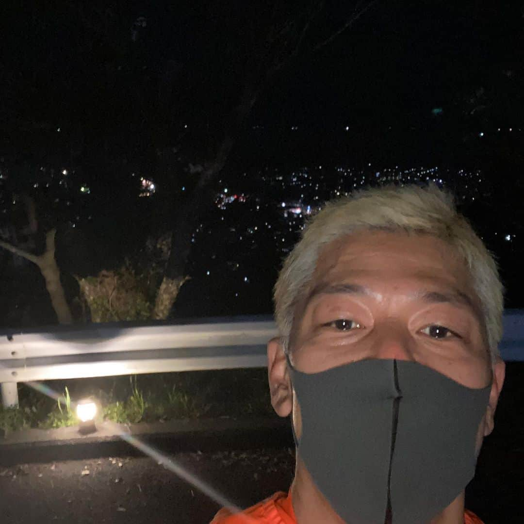 田村亮のインスタグラム：「静岡県沼津市の夜景 #ロンブー亮 #寛平アメマナイトマラソンin沼津2021  #沼津の夜景 #マラソン #20㎞の部、乾燥←✖︎ 完走←○訂正 #応援ありがとうございました #ロンブー亮バーチャル駅伝  #再開してるよ。 #青森県七戸町ランナー募集してます！」