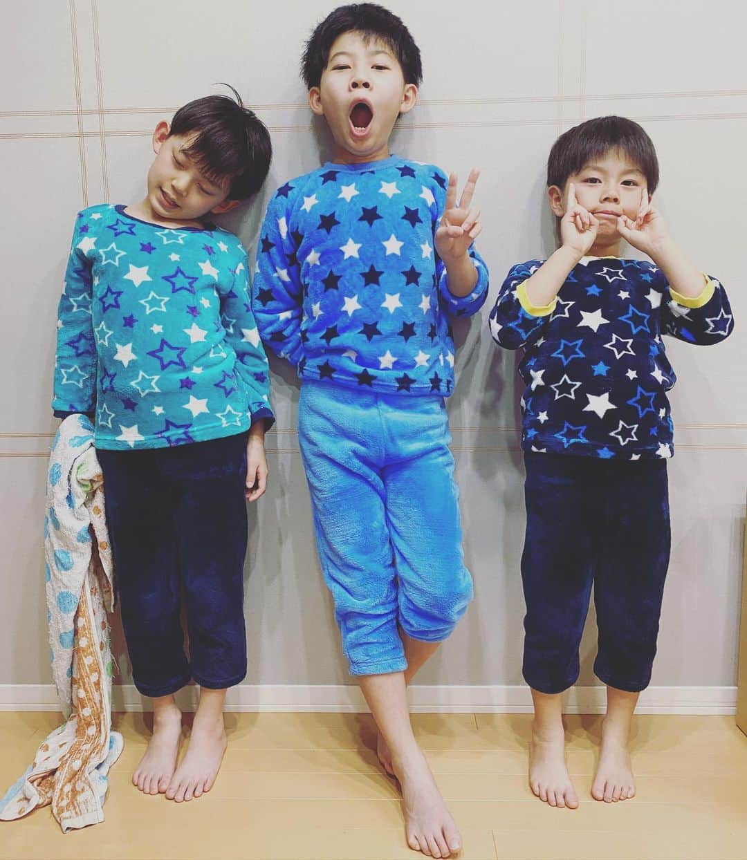 ブラザー4チャンネルのインスタグラム：「【子どもの成長】﻿ 3年前、秋田のお家用に買ったパジャマ✨﻿ ﻿ 丁度いいサイズだったパジャマも、3年間でこんなに小さくなりました…💦﻿ ﻿ 子どもたちの成長は、あっという間！﻿ 今、子どもたちと過ごせるこの時間をもっともっと大切にしていきたいです💕﻿ ﻿ #brother4﻿ #YouTuber﻿ #家族﻿ #春休み﻿ #子供の成長﻿ #子離れできない﻿」