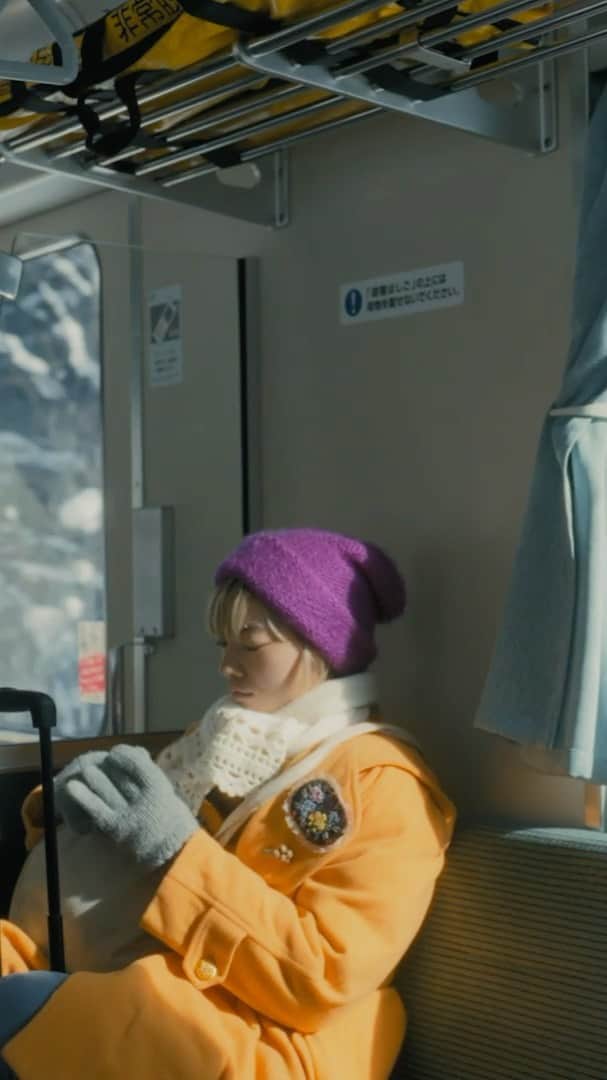 山田智和のインスタグラム：「オリジナルショートフィルム『Somewhere in The Snow』を公開しました。 是非にご覧下さい。  出演:アオイヤマダ @aoiyamada0624 , 我妻マリ @azumamari  音楽:小瀬村晶 @akirakosemura  監督・脚本・撮影:山田智和  A new original shortfilm "Somewhere In The Snow"  is launching on my YouTube & IGTV account! Featuring @aoiyamada0624 , @azumamari  Directed and Written, Shot by Tomokazu Yamada  1st Assistant Director & “B”Camera Operator : NAOTO KAWASHIMA @kawashima_naoto  2nd Assistant Director : AKARI EDA @a_edak  Stylist (for Mari Azuma) : KOROMO ISHIGAYA @koromoishigaya1225 Costume Cooperation : FUMIE TANAKA @fumietanaka_jp  Hair & Make-Up (for Mari Azuma) : YUKO AIKA @yuko_aika  Sound Recordist : GEN TAKAHASHI Sound Designer : YASUNORI HOSHIMOTO @yasunori_hoshimoto  Cololist : TOSHIKI KAMEI @toshiki_kame  Editor : SACHI SASAKI @ssachi0528  Music : AKIRA KOSEMURA @akirakosemura  Piano improvisations performed by Akira Kosemura Music recorded and mixed at Schole Tokyo Music Production Management  Shin Kikuchi Ⓟ© 2021 SCHOLE INC. * Hokkaido Unit * Producer & Coordinator & Drone Pilot : KEN KOMURO @com1231  Driver : TAKAMOTO ONO Special Thanks : OI-CHAN @oi_chan_ , YUKI INOMATA @yukiinomatta  Producer : MISA NAKAMURA @misannn  Production : CAVIAR + COM + TokyoFilm  https://www.youtube.com/watch?v=Xae0hxBfa70」