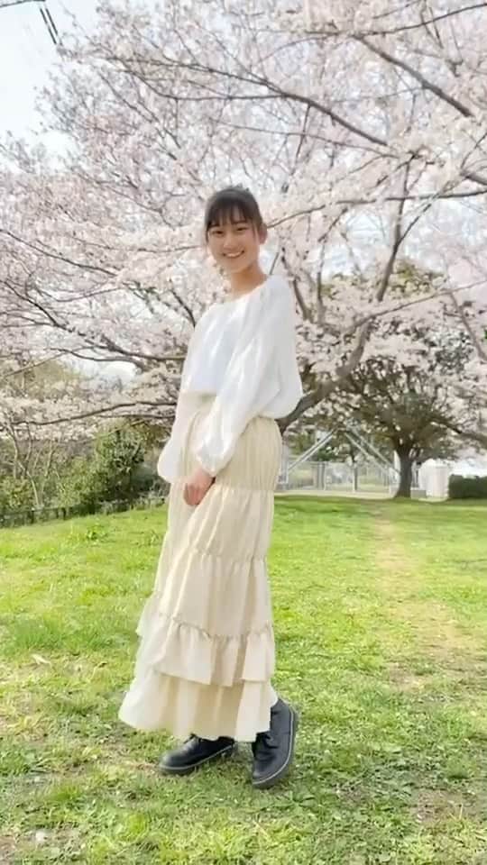 のインスタグラム：「桜満開🌸 綺麗すぎた  #マッキー #サクラ #桜 #桜満開 #綺麗な景色  #春 #春コーデ #白コーデ #ガーリー #お団子ヘア  #新中2 #中2女子  #spring  #cherryblossom  #スタマガフィール  #stamagafille  #専属モデル  #動画作成  #あいみょん  #🌸」