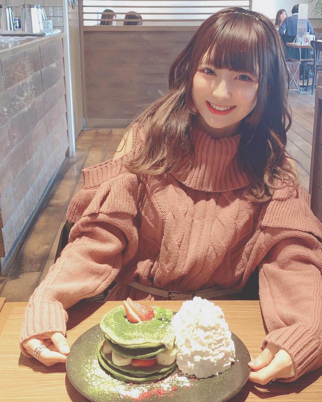のインスタグラム：「🥞🍵💚 歯出して笑うの珍しい(  ᴗ ̫ ᴗ ) 美味しすぎて幸せになっちゃった ・ ・ ・ #エッグスンシングス #eggsnthings #パンケーキ #銀座 #銀座カフェ #銀座ランチ #東京カフェ  #抹茶スイーツ #抹茶パンケーキ  #evelyn #selfie #19歳 #19yearsold #19years #量産型 #量産型コーデ」