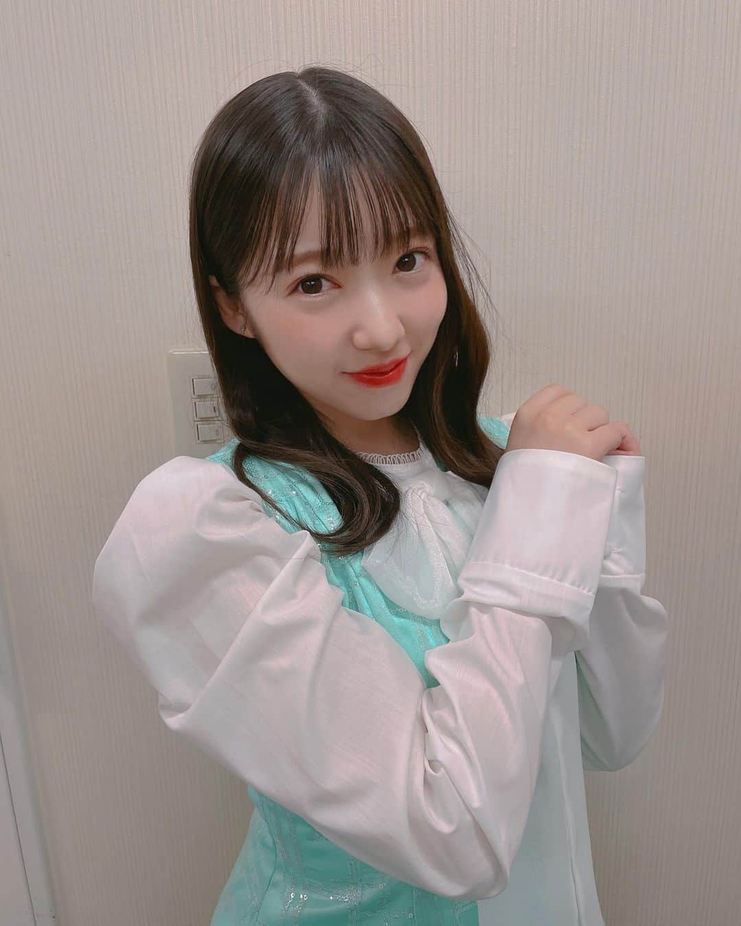 山岸理子のインスタグラム：「*﻿ Hello！ Projectひなフェス2021﻿ ありがとうございました🌸﻿ ﻿ ﻿ 新衣装です💚﻿ 衣装めっちゃアイドル！笑﻿ 珍しい色で新鮮でした☺️﻿  ﻿ 明日も頑張るぞー！！﻿ ﻿ ﻿ ﻿ #ひなフェス﻿ #幕張メッセ﻿ #ペンライト綺麗でした﻿ #プレミアム公演﻿ #楽しかった 💞﻿ #初披露の曲もあったよ﻿ #応援ありがとうございました﻿ #明日も楽しみだね﻿ ﻿ ﻿」