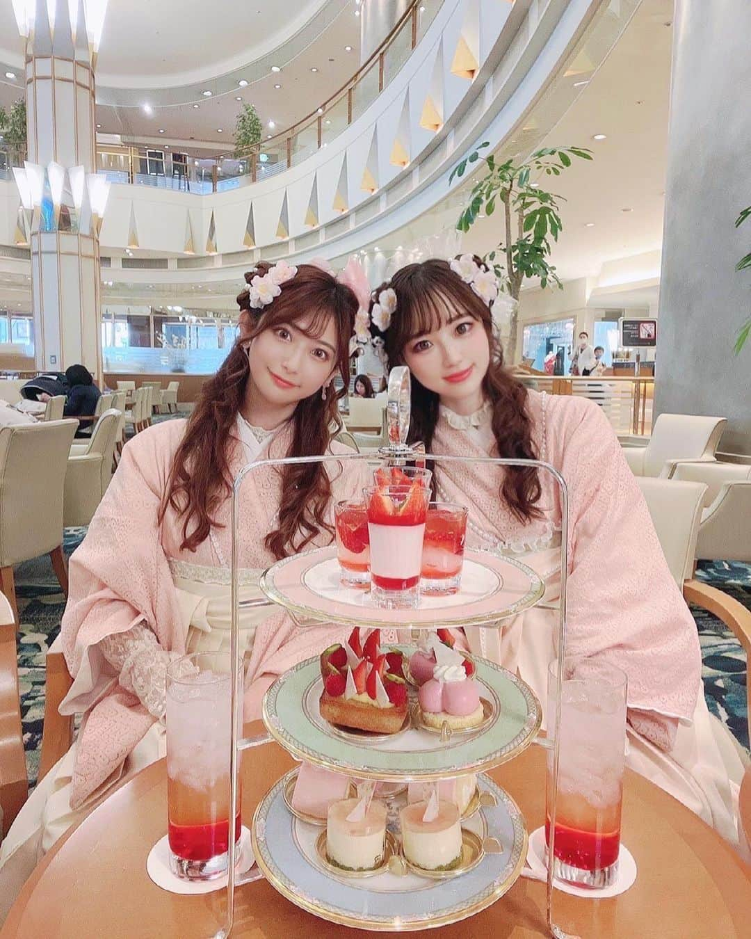 小越しほみさんのインスタグラム写真 - (小越しほみInstagram)「ちえるちゃんと @tobu_hotel_levant_tokyo の クリスタルムーブメントで 桜×苺のアフタヌーンティーしてきた🍰🤍 ・ 楽しかったし美味しかったし 桜の時期に春っぽいことできて幸せ😻 ・ お揃いで着た袴は @kimonomiyabi で 桜のイメージで双子っぽくあわせたよ👭🌸 ・ はじめてのレース袴可愛くて満足だし 帰りに満開の桜も見れてよかったぁ🥰 ・ ・ ・ ・ ・ ・ #浅草着物レンタル #浅草浴衣レンタル #東京着物レンタル #江戸和装工房雅 #トリドリベース #kimono #pr #afternoontea #アフタヌーンティー #東武ホテルレバント東京 #桜アフタヌーンティー #苺アフタヌーンティー #桜 #おそろコーデ #双子コーデ #レース袴 #袴 #桜袴 #袴レンタル #クリスタルムーブメント #インスタ映え」3月27日 12時04分 - shihomi1129