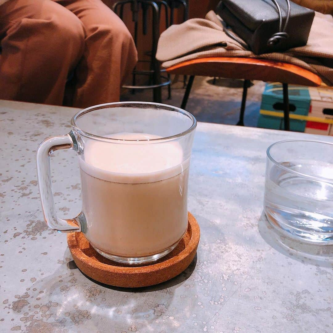 ゆりあさんのインスタグラム写真 - (ゆりあInstagram)「カレーの後は近くのカフェへ☕️ チャイ(牛乳)頼んだんだけど、次回は豆乳にします❤︎  こじんまりだけどオサレで落ち着く空間☺️  固めプリンやキャロットケーキ、スコーンなどが可愛く並んでいました。 日によってはカヌレもあるみたいで、私はカヌレ食べたかった〜！ ラピュタパンも気になる〜！  是非リベンジしたいである。🤤  . . #ユニゾンテイラー #人形町カフェ #カフェ巡り #東京グルメ #東京カフェ #人形町グルメ #人形町ランチ #カフェ好き #おしゃれカフェ #おしゃれカフェ東京 #チャイ #チャイティー #チャイラテ #チャイティーラテ #プラナチャイ #コーヒー #カフェラテ #キャロットケーキ #固めプリン #スコーン #カヌレ #フレンチトースト #オープンサンド #ラピュタパン #unisontailor #tokyocafe #coffee #chai #pranachai #ゆりあんぬ毎日投稿」3月27日 12時23分 - yuria___u