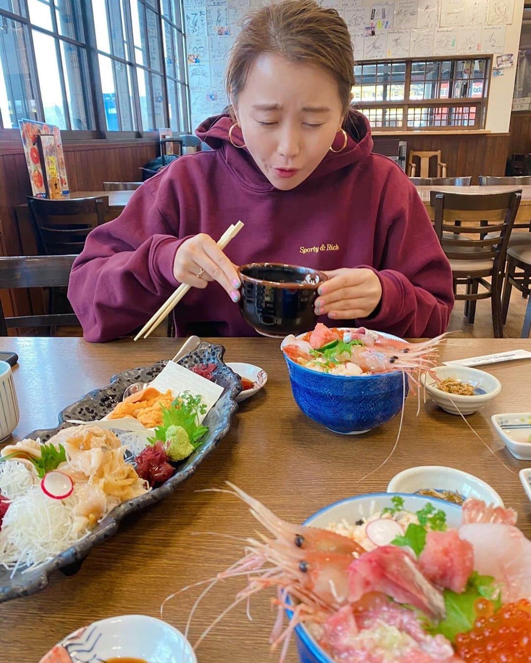 大田明奈さんのインスタグラム写真 - (大田明奈Instagram)「北海道の海鮮が美味しすぎて くぅ〜〜 って叫んでるとこ あ〜 んますぎた〜 #北海道 #海鮮 #グルメ #一食一食を大事にしたい #ご飯屋さんでまずいものだされたらキレるキレはしないけどキレたくなる」3月27日 12時26分 - moreakee