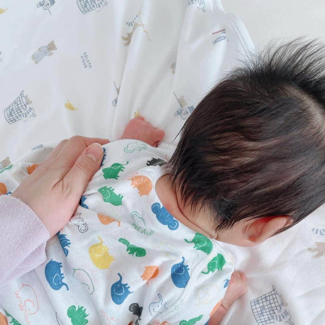 久冨慶子さんのインスタグラム写真 - (久冨慶子Instagram)「・ お昼。 まだ部屋着に肌着な私たち。 ＊ ＊ #うつぶせ練習  #はじめました #ママの髪の毛ひっぱるのたのし #赤ちゃんのいる生活」3月27日 12時27分 - keiko0hisatomi