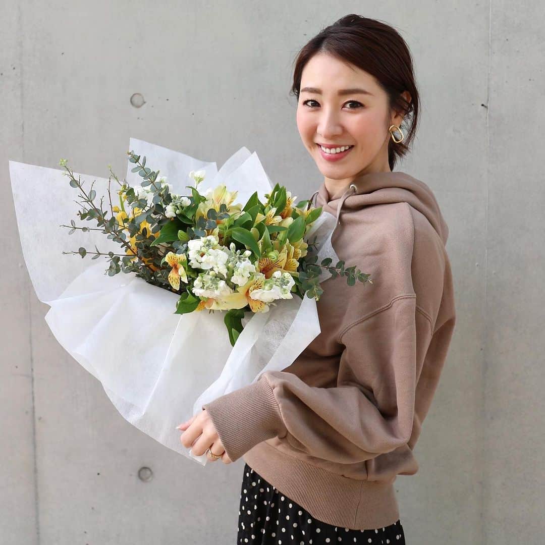 杉下理世のインスタグラム：「Spring...🌼 春はお花が本当に可愛い…🌸 これは友人へプレゼント💐 #花束 #春 #spring #東京 #flowerbouquet #お花屋さん #花屋」