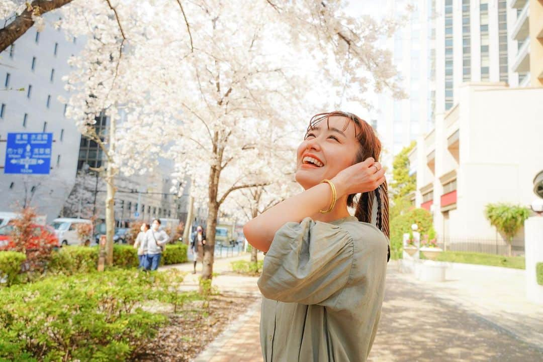 菊井彰子さんのインスタグラム写真 - (菊井彰子Instagram)「桜の下で写真を撮ってもらいました🌸 毎年この時期は一瞬ですね。 年々歳を重ねるたびに綺麗なもの見るとしみじみしたり切なくなるのはなんでだろう、、、🤣  #ootd #ootdfashion  #春ファッション #春コーデ #ママコーディネート #ママコーデ #ママファッション  #ママスタ  #ママスタイル  #女の子ママ #女の子のママ #ママライフ  #ママリ #ママライフ #ママ #ママタス #mamafashion  #公式39grammer #サンキュ25周年専属読者モデル　#お花見 #桜　#桜の花びら　#桜ポートレート　@39_editors」3月27日 12時57分 - yanakiku_kiku