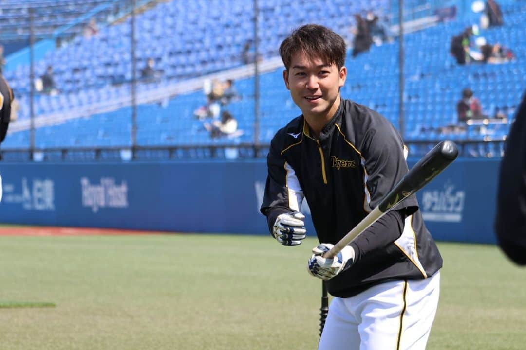 阪神タイガースさんのインスタグラム写真 - (阪神タイガースInstagram)「今日のヤクルト戦、試合前練習の様子です！  #山本泰寛 選手#岩崎優 選手#中野拓夢 選手#ジョーガンケル 選手#小野泰己 選手 #阪神タイガース #挑超頂」3月27日 13時10分 - hanshintigers_official