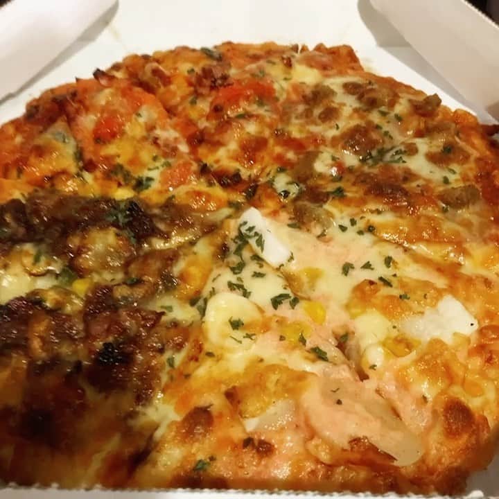 のインスタグラム：「昨日からピザが食べたかったワタシ… #ピザーラ #🍕 注文しました🔥 いただきます❗️」