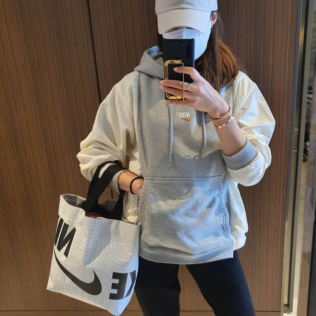 チャ・イェリョンさんのインスタグラム写真 - (チャ・イェリョンInstagram)「☔  비 오는 주말 어쩌다 보니 풀착 @nike  #ootd  천원 주고 산 나이키 백은 요즘 제 최애 가방 이예요🙃😍  비는 오지만 행복한 주말 보내세요」3月27日 13時55分 - chayeryun
