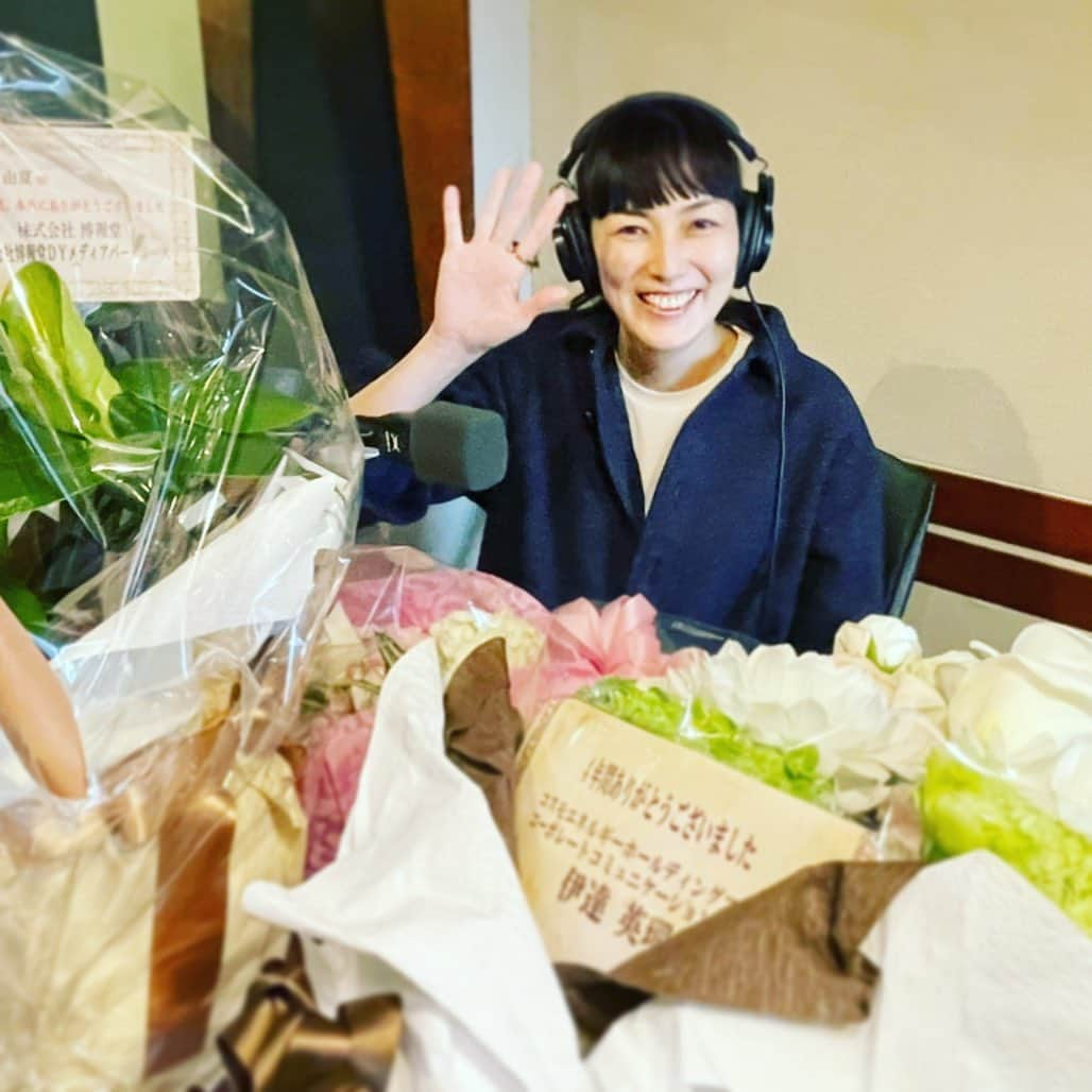 板谷由夏 さんのインスタグラム写真 - (板谷由夏 Instagram)「約４年間担当したラジオ番組 COSMO POPS STAITION  本日15時から最終回です！ 小さいころからラジオっ子だった私は ラジオでたくさんの音楽を知りました。 ラジオという仕事を通してカッコいい大人たちとたくさん知り合うこともできました。 そして、いまも、生活になくてはならない存在です。 ああ、最終回、寂しいな。 またね！」3月27日 14時17分 - yukaitaya