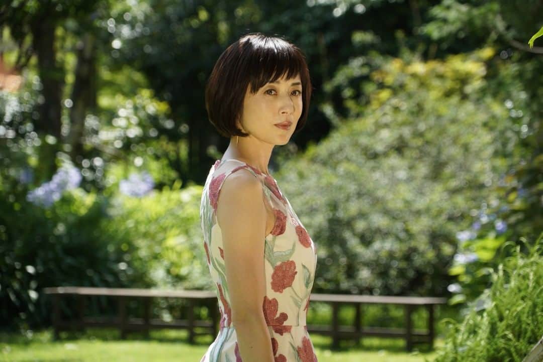 リカ〜リバース〜のインスタグラム：「🥀ついに来た！放送日🥀  前作の「リカ」では、バラの花が出てきましたが、今作はチューリップ推しです🌷  第2話では麗美さん（#高岡早紀）がチューリップの育て方について話すシーンがあり、つい育てたくなりますよ。  #それをレミってると言うのかな #リカリバース」