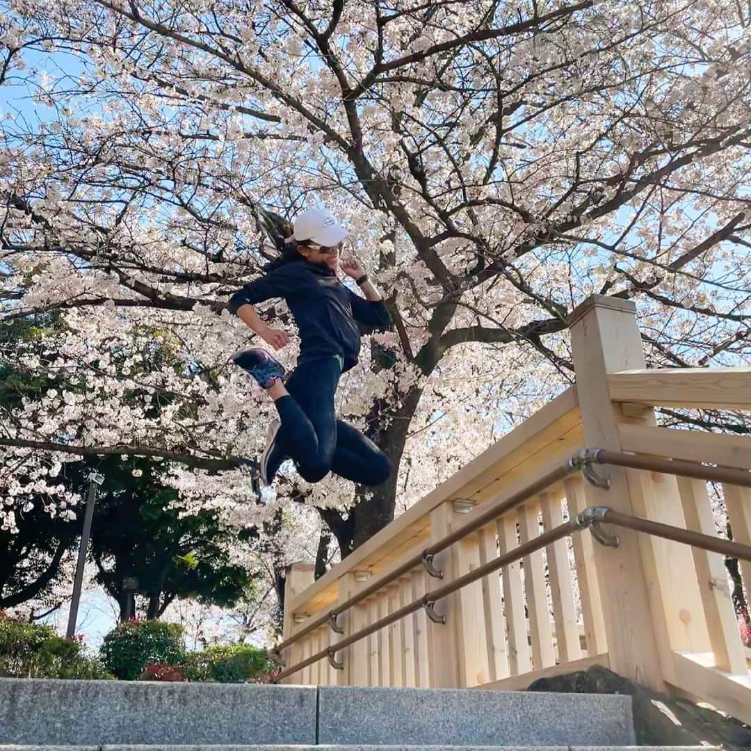 坪井ミサトさんのインスタグラム写真 - (坪井ミサトInstagram)「. . 朝活にお花見run🌸 . 桜のパワーってすごい！ 見ているだけで 幸せな気持ちになります🥰 . オススメのランニングスポット 教えてください💖 . . #お花見ラン #お花見run #桜 #spring #朝活 #健康美 #running #run #ランニング #fitness #fitnessgirl #野球 #野球女子 #golf #golfgirl」3月27日 15時20分 - misato1030