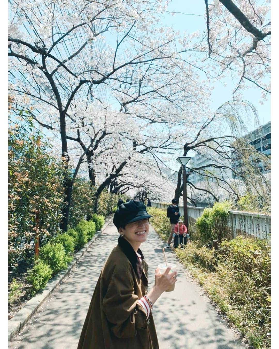 高山都さんのインスタグラム写真 - (高山都Instagram)「人生ではじめての人間ドックの帰りに、あまりにも良い天気で真っ直ぐ帰るのももったいないなーって、目黒川を散歩。 意外とここまで歩いて来れたーってくらい、気づいたら歩けてた。 さくらさまさま🌸 青空に満開の桜の木々、きもちいいー。」3月27日 15時22分 - miyare38