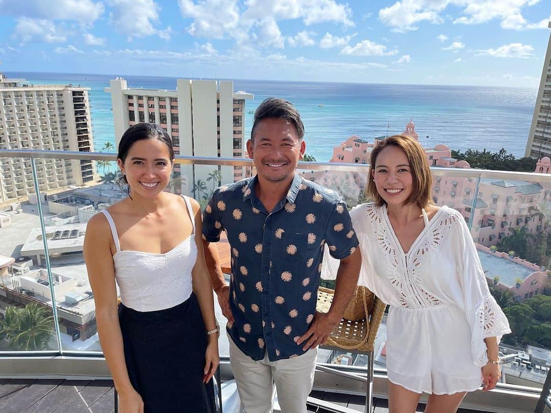 鮎河ナオミのインスタグラム：「『🌈ハワNavi🌴』にゲスト出演させて頂きました🤗 リニューアルオープンした『Sky Waikiki』に行ってきたよー❣️ そしてヘルシーで美味しいと話題の『Holy Grail Donuts』を頂きました🍩 是非チェックしてみてね🍩❤️ . . . . . #hawaii #ハワイ #ハワnavi #youtube #skywaikiki #holygraildonuts」