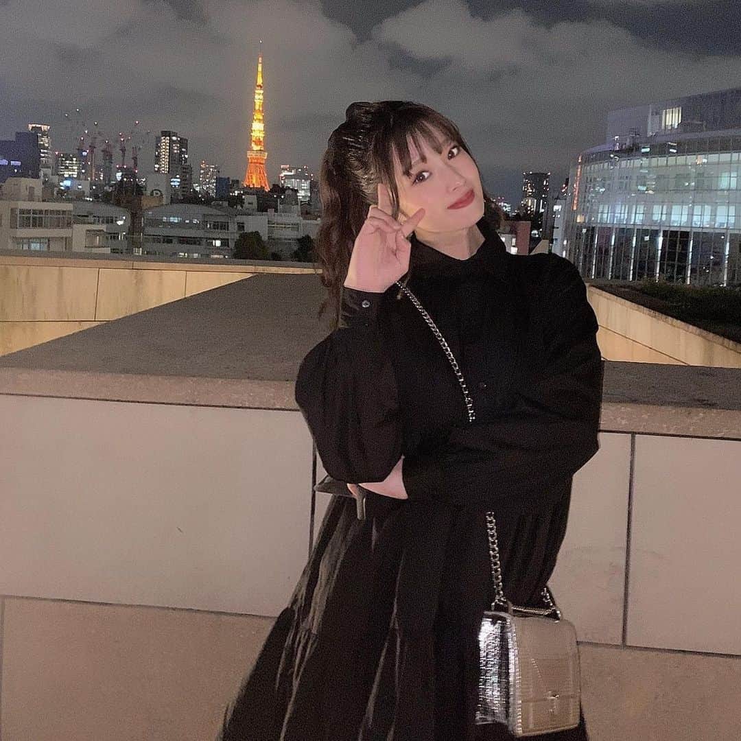 聖山倫加さんのインスタグラム写真 - (聖山倫加Instagram)「ツーショット🖤🗼  #東京　#tokyo #東京タワー」3月27日 21時10分 - chisato___2168