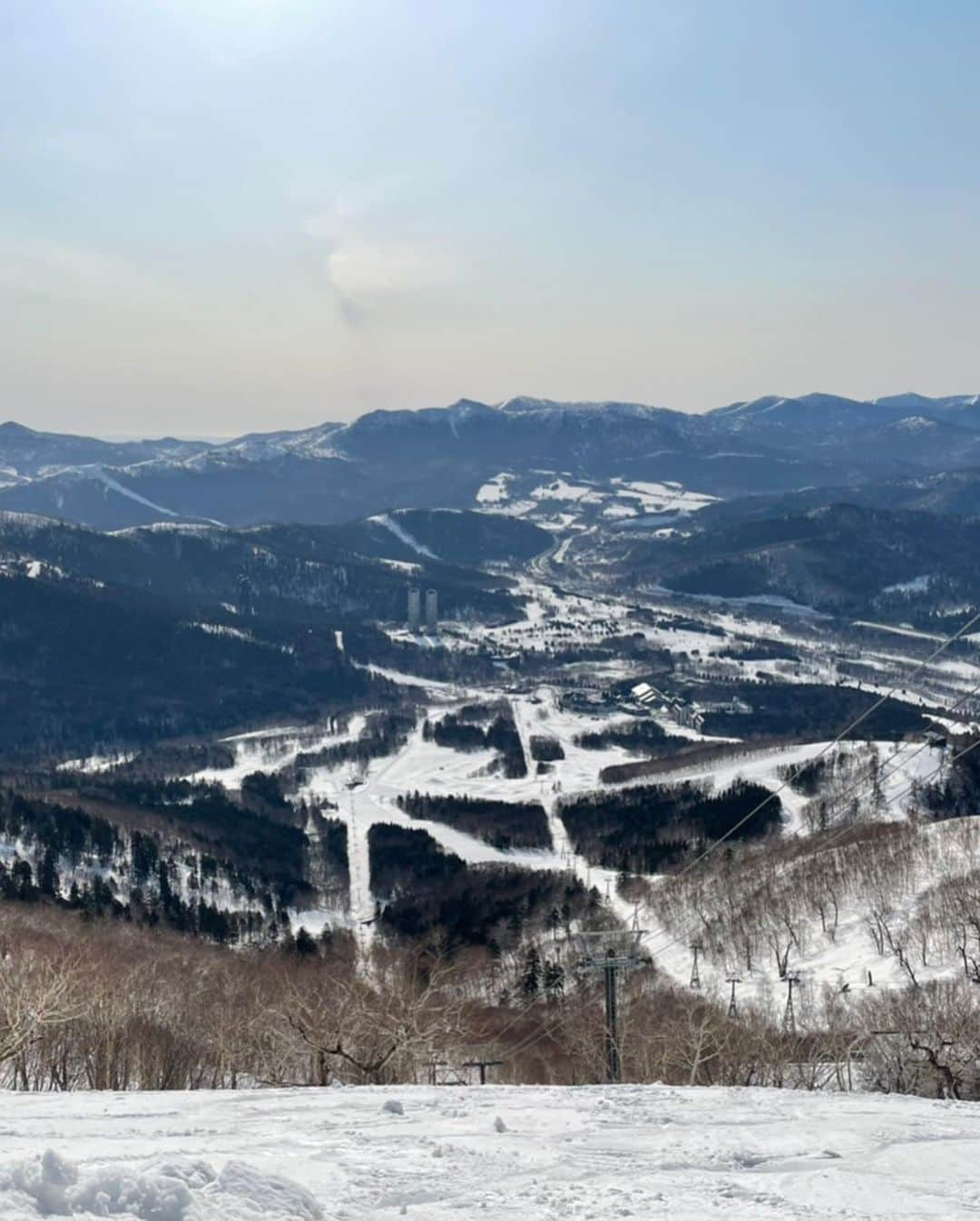 星野リゾート　トマムさんのインスタグラム写真 - (星野リゾート　トマムInstagram)「Today’s Hoshino Resorts TOMAMU  本日も絶好の春スキー日和。リゾナーレトマムのサブエントランス（画像２枚目）を出ると、そこはもうゲレンデ。心ゆくまで春のゲレンデをお楽しみくださいね⛷🏂✨  #HoshinoResorts #星野リゾート #tomamu #hoshinoresortstomamu #星野リゾートトマム #トマム #risonaretomamu #リゾナーレトマム #risonare #リゾナーレ #北海道旅行 #星野集團 #Hokkaidotrip」3月27日 15時51分 - hoshinoresorts_tomamu