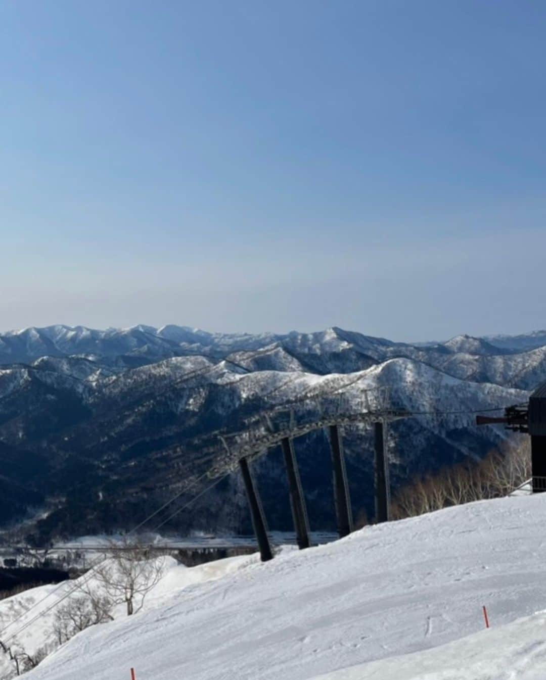 星野リゾート　トマムさんのインスタグラム写真 - (星野リゾート　トマムInstagram)「Today’s Hoshino Resorts TOMAMU  本日も絶好の春スキー日和。リゾナーレトマムのサブエントランス（画像２枚目）を出ると、そこはもうゲレンデ。心ゆくまで春のゲレンデをお楽しみくださいね⛷🏂✨  #HoshinoResorts #星野リゾート #tomamu #hoshinoresortstomamu #星野リゾートトマム #トマム #risonaretomamu #リゾナーレトマム #risonare #リゾナーレ #北海道旅行 #星野集團 #Hokkaidotrip」3月27日 15時51分 - hoshinoresorts_tomamu