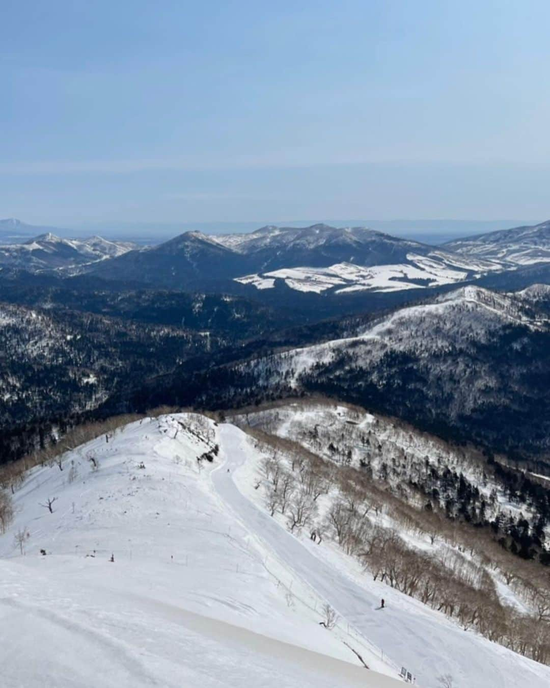 星野リゾート　トマムさんのインスタグラム写真 - (星野リゾート　トマムInstagram)「Today’s Hoshino Resorts TOMAMU  本日も絶好の春スキー日和。リゾナーレトマムのサブエントランス（画像２枚目）を出ると、そこはもうゲレンデ。心ゆくまで春のゲレンデをお楽しみくださいね⛷🏂✨  #HoshinoResorts #星野リゾート #tomamu #hoshinoresortstomamu #星野リゾートトマム #トマム #risonaretomamu #リゾナーレトマム #risonare #リゾナーレ #北海道旅行 #星野集團 #Hokkaidotrip」3月27日 15時51分 - hoshinoresorts_tomamu