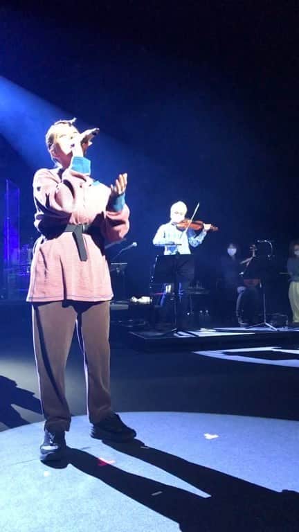 AIのインスタグラム：「今日、明日のツアー大阪公演@フェスティバルホール当日券あります‼️ Rehearsing for the show tonight in Osaka🎤」