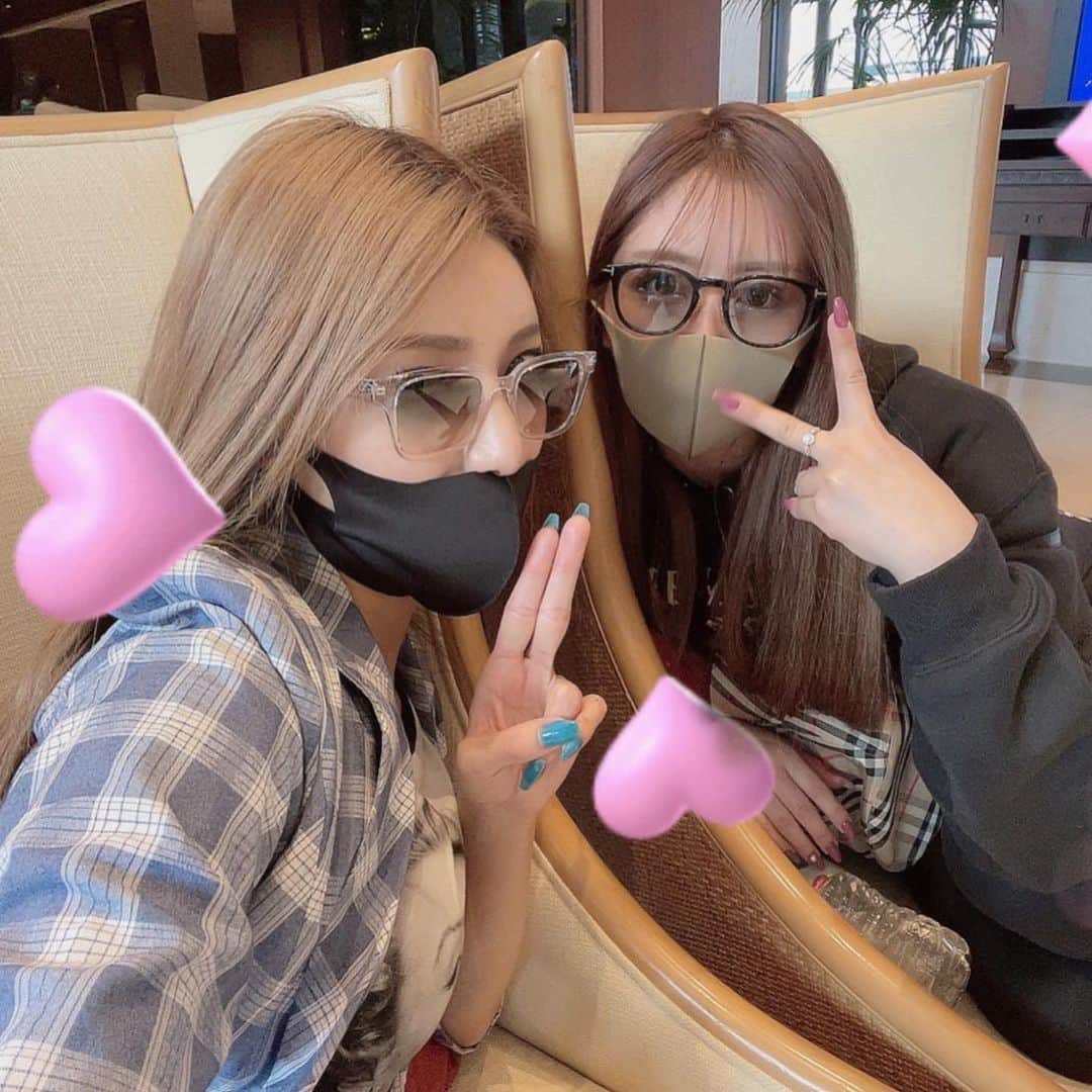しゅんちゃん（RUI）のインスタグラム：「ちょりっす フットとハンドのカラーを逆で伝えてしまって 爪が完全夏仕様なたけど、かわいい キョンシーとオソロやけん 気になる暇な人調べてみて#キョンシー#ネイル 打ち合わせしてないのに2人とも ポーズが一昔前のギャル」