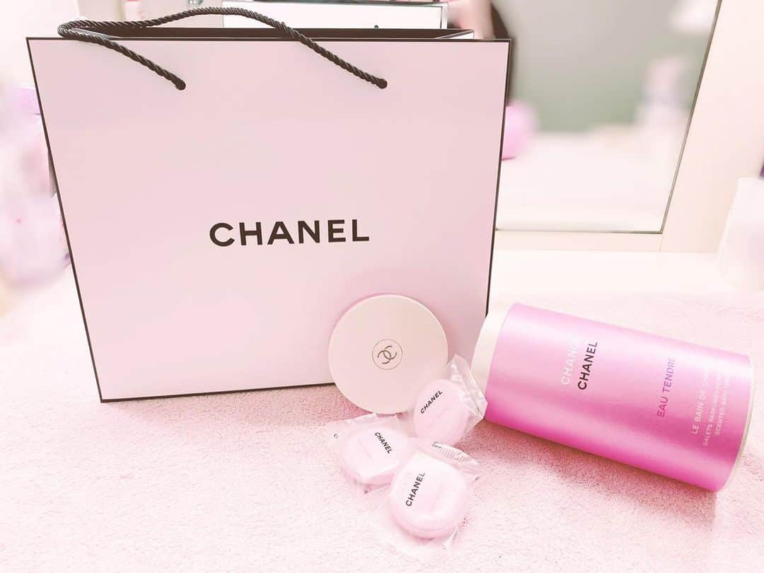 咲妃みゆのインスタグラム：「最近のバスタイムは…﻿ ﻿ CHANELの『チャンス オー タンドゥル バス タブレット』﻿ ﻿ で幸せいっぱい💖﻿ ﻿ ﻿ なんと #桜井玲香 ちゃんが誕生日にプレゼントしてくれました✨ただいま限定発売されているのです！！もぉぉぉぉ私の喜びようといったら…😍🙌﻿ ＂オー タンドゥル ＂はずーっと前から大好きな香りで、きっとこの先もずーっと大好きな香りです。うふふ。﻿ ﻿ 一日頑張ったご自分を労って、皆さまも素敵なバスタイムをお過ごしくださいませ…💕﻿ ﻿ #CHANEL﻿ #chance﻿ #eautendre﻿ #お誕生日プレゼント﻿ #玲香ホントにありがとう 😭❤️﻿ #玲香だいすき ‼︎‼︎‼︎」