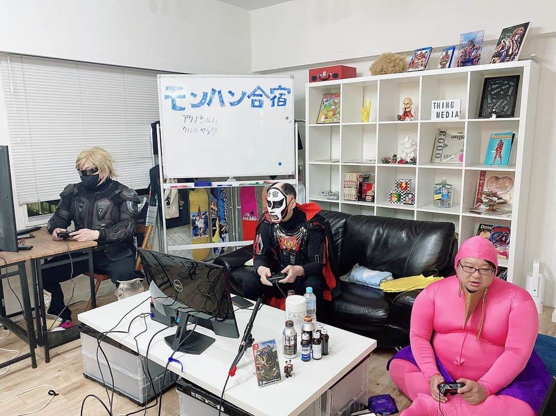 鉄拳のインスタグラム：「モンハン合宿生配信。いつもは温泉旅館に泊まって2泊3日でモンハン合宿しているのですが、今回は初のYouTube生配信となりました。総時間12時間近く笑。 次回は本当に温泉旅館からのんびり生配信したいと思います！☺️  #鉄拳　#YouTube #鉄拳チャンネル　#モンハン　#モンハンライズ　#モンハン合宿　#過酷　#パジャマが入院着みたいになっちゃった　#美味しい肉🍖☺️」