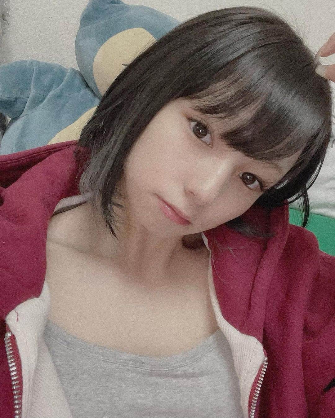鈴木ユリアのインスタグラム：「. インナーだけサラッと 明るいグレーなのかあい」