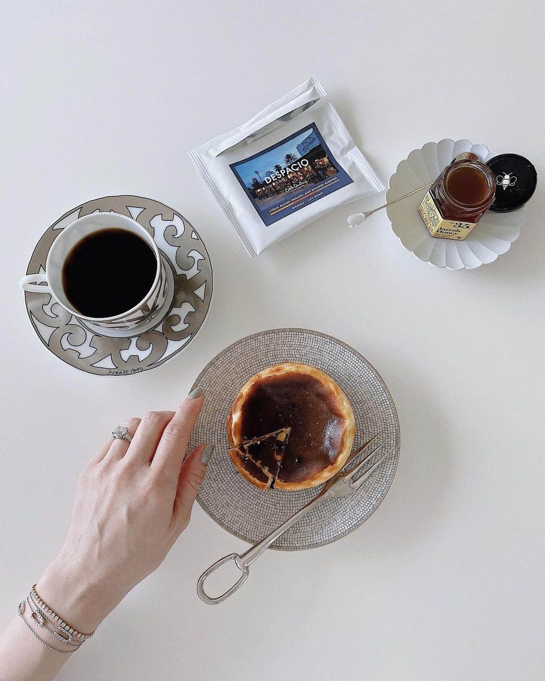 翁安芸さんのインスタグラム写真 - (翁安芸Instagram)「お取り寄せできる美味しい @escriba_japan のバスク風チーズケーキ🤍  1つめは、半解凍でいただきました☺️ 2つめは、温めて違った味わいを楽しんでみようと思います✨  チーズケーキのお供は @littledarling_coffeeroasters のコーヒーに @thebees.jp のはちみつを入れて☕️  #weekendmood #cheesecake #escriba #littledarlingcoffeeroasters #abuzzfromthebees #honey #バスクチーズケーキ」3月27日 17時17分 - akinyc