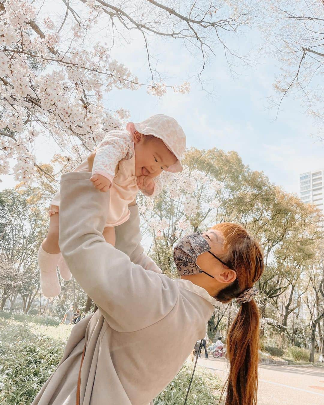 岡本雅世さんのインスタグラム写真 - (岡本雅世Instagram)「・ ・ ・ ・ 🌸公園日和🌸  ピア王子が撮ってくれた❤︎  写真上手すぎ👏😍  5歳にしてセンスめちゃめちゃ良い❤︎  ・  もぉ大好き🤍ピア王子  ・  @nicorin_912  #ピア姫 #6ヶ月ベビー   ▶︎Photo @ren_pole ✨ #ピア王子 #5歳男の子   #公園フォト #桜並木 #コドモノ #子供カメラ #こどものいる暮らし #親子デート #コドモノキロク #公園日和 #桜満開 #かわいい #photo #写真 #家族 #夏 #幸せ #息子 #アウトドア #娘 #笑顔 #楽しい #子供 #公園 #愛 #5歳」3月27日 17時32分 - masayo_okamoto