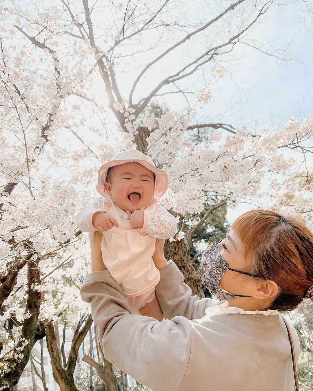 岡本雅世のインスタグラム：「・ ・ ・ ・ 🌸公園日和🌸  ピア王子が撮ってくれた❤︎  写真上手すぎ👏😍  5歳にしてセンスめちゃめちゃ良い❤︎  ・  もぉ大好き🤍ピア王子  ・  @nicorin_912  #ピア姫 #6ヶ月ベビー   ▶︎Photo @ren_pole ✨ #ピア王子 #5歳男の子   #公園フォト #桜並木 #コドモノ #子供カメラ #こどものいる暮らし #親子デート #コドモノキロク #公園日和 #桜満開 #かわいい #photo #写真 #家族 #夏 #幸せ #息子 #アウトドア #娘 #笑顔 #楽しい #子供 #公園 #愛 #5歳」