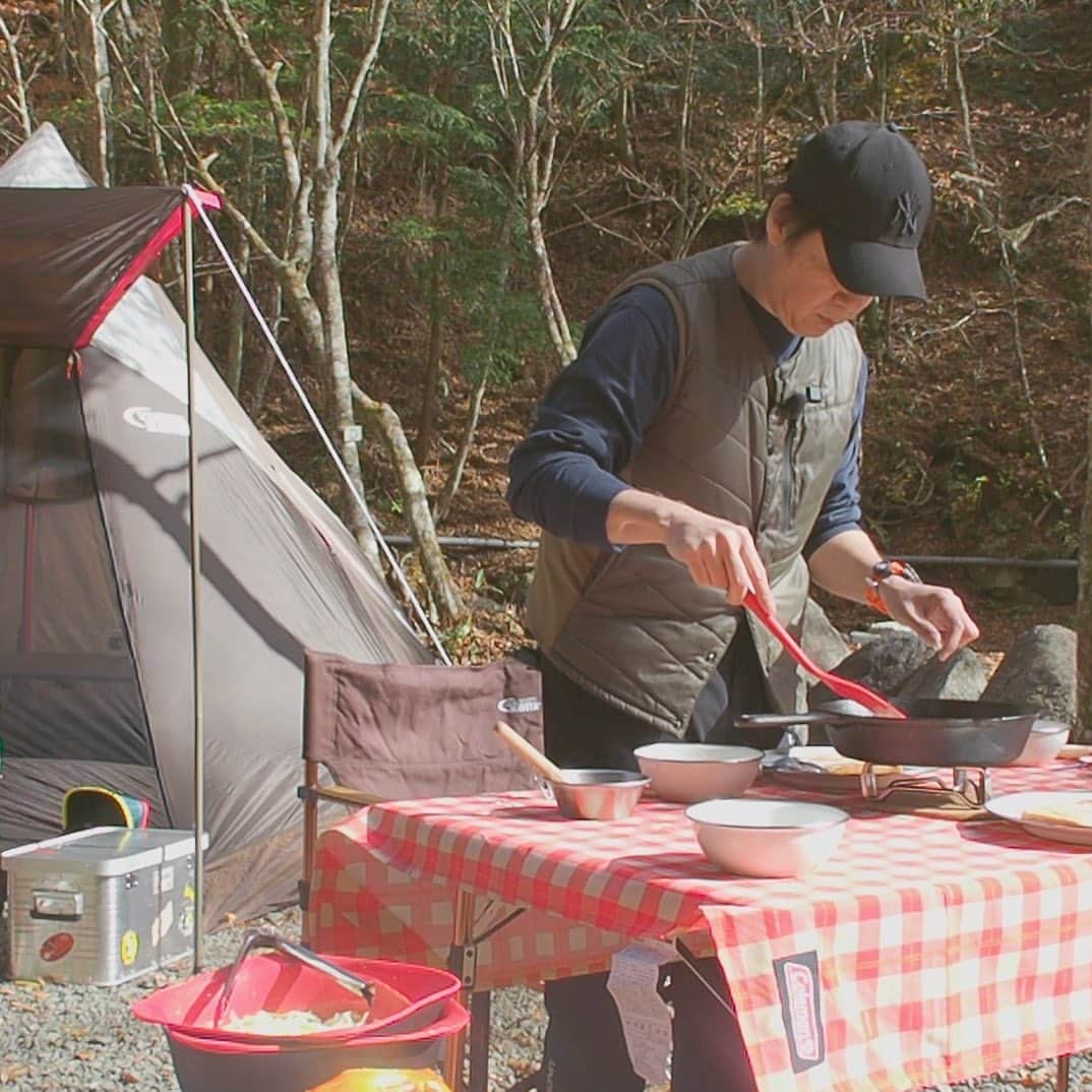 のインスタグラム：「空の下で🍴  最近あたたかくなってきたから、今ならもっと気持ちいいだろうな〜🌸  #植草克秀  #katsuhideuekusa  #キャンプ」