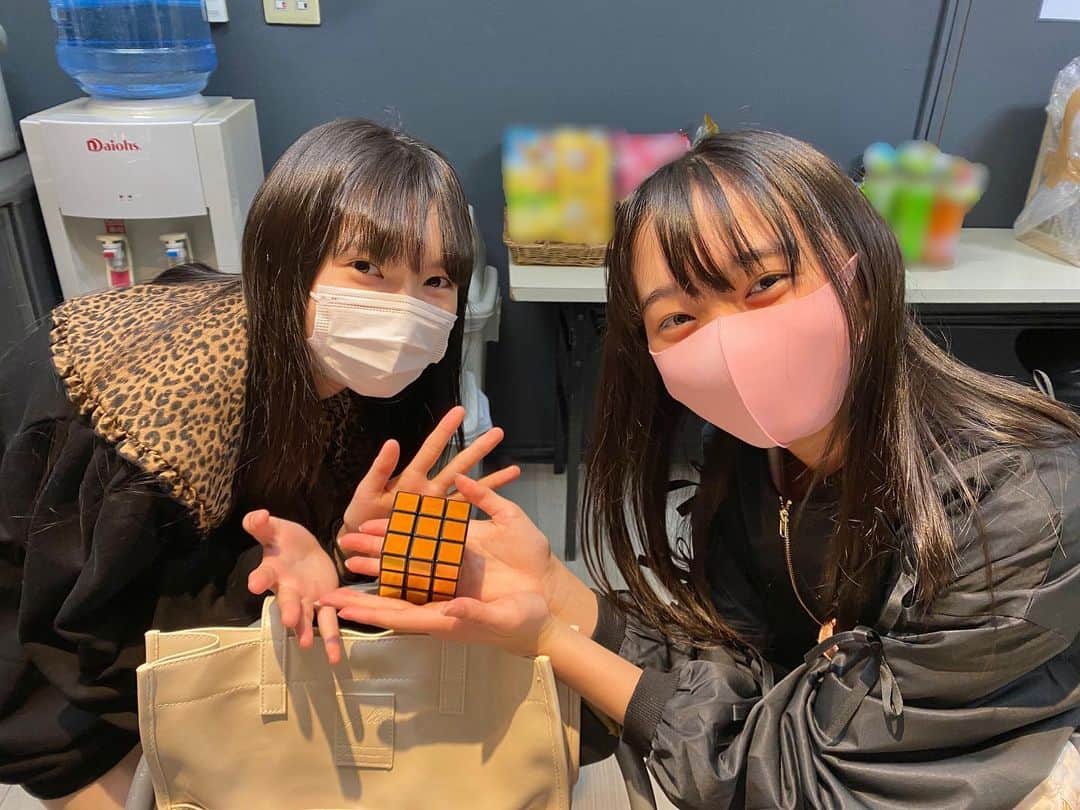 ニコ☆プチのインスタグラム：「🎲 ルービックキューブ（私物）を おもむろに完成させたジュリと それを見守るアリス🖤🤍  ふたりでジュリス~~👑  #桧山ありす #八木珠梨」
