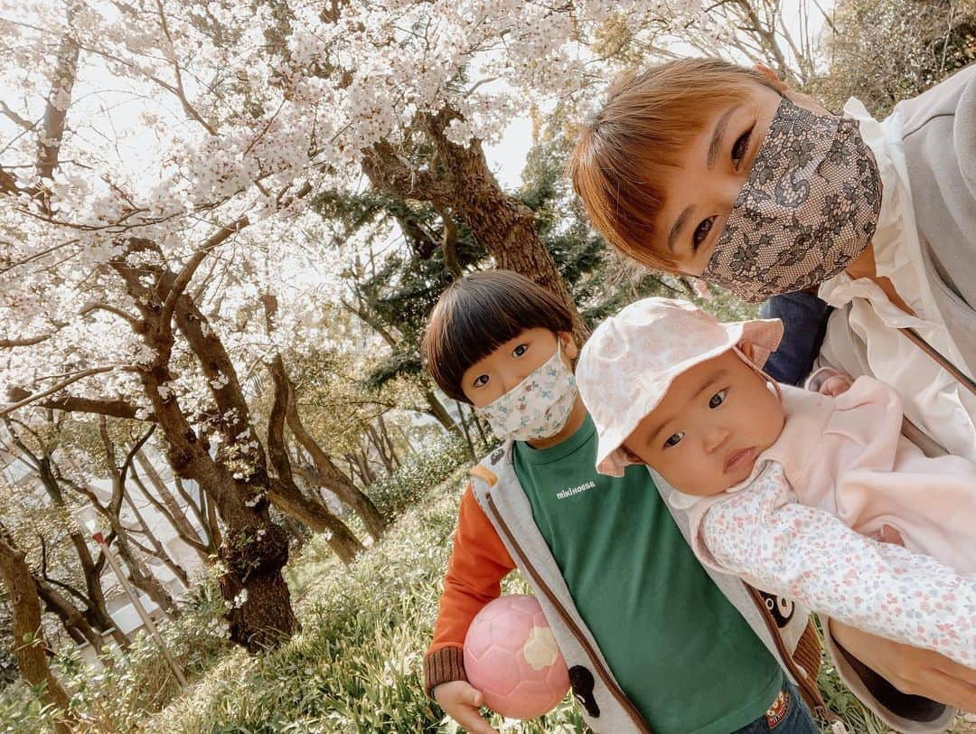 岡本雅世さんのインスタグラム写真 - (岡本雅世Instagram)「・ ・ ・  ワタシの彼氏❤︎ピア王子  公園でお弁当持ってデート❤︎  楽しかった〜🌸💕  ・  サッカーごっこ⚽️したり 野球ごっこ⚾️したり ゴルフごっこ⛳️したり ↑ どれも私まともに教えてあげれないので"ごっこ"😂  鬼ごっこ👹したり シャボン玉🧼したり  あとはいっぱい遊具で遊んだ❤︎  移動する時はいつもBTSを口ずさみながら🎶 たまにスイッチ入って突如踊り出す😂  ・ ・  @ren_pole  #ピア王子 #親子時間  #親子デート #5歳男の子 #公園デート #お花見 #幸せな時間 #コドモダカラ #かわいい #お弁当 #家族 #ゴルフ #幸せ #息子 #弁当 #韓国 #アウトドア #娘 #笑顔 #楽しい #bts #子供 #公園」3月27日 18時30分 - masayo_okamoto