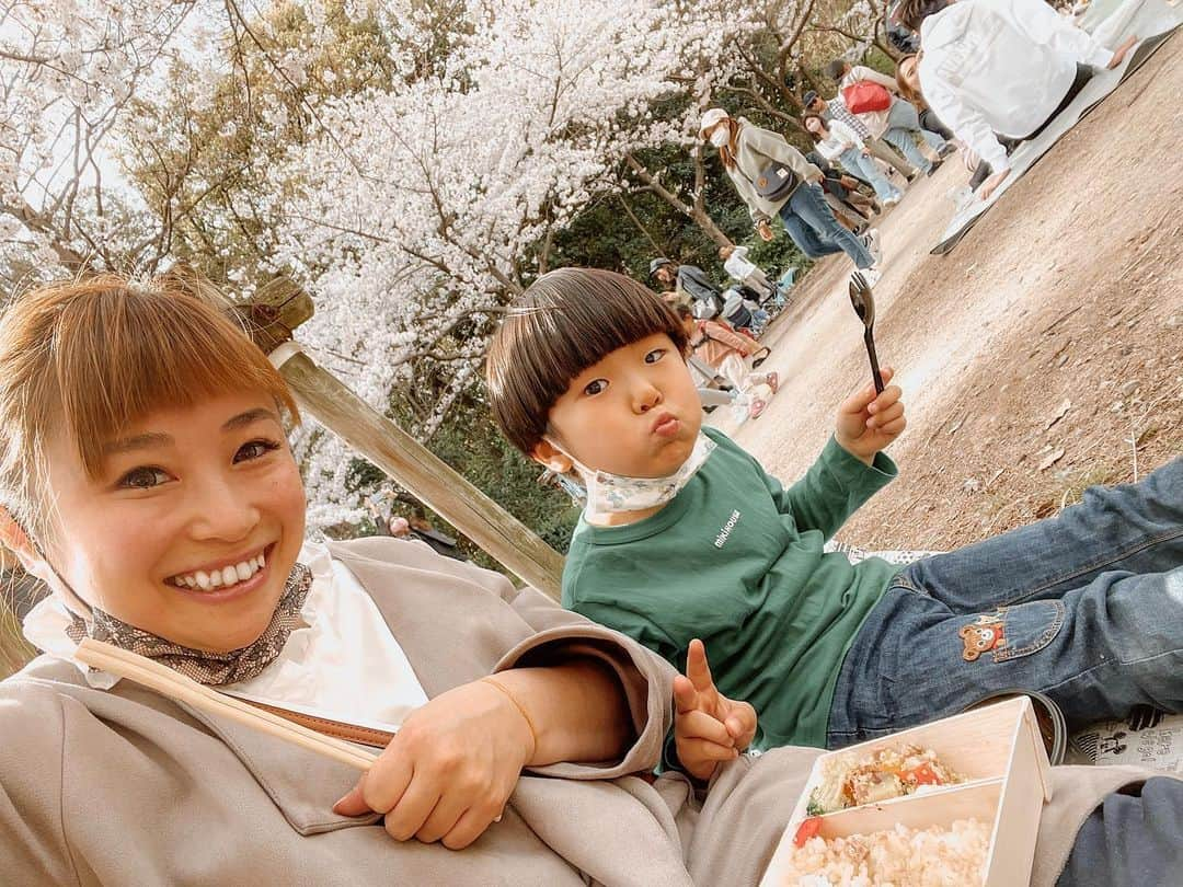 岡本雅世さんのインスタグラム写真 - (岡本雅世Instagram)「・ ・ ・  ワタシの彼氏❤︎ピア王子  公園でお弁当持ってデート❤︎  楽しかった〜🌸💕  ・  サッカーごっこ⚽️したり 野球ごっこ⚾️したり ゴルフごっこ⛳️したり ↑ どれも私まともに教えてあげれないので"ごっこ"😂  鬼ごっこ👹したり シャボン玉🧼したり  あとはいっぱい遊具で遊んだ❤︎  移動する時はいつもBTSを口ずさみながら🎶 たまにスイッチ入って突如踊り出す😂  ・ ・  @ren_pole  #ピア王子 #親子時間  #親子デート #5歳男の子 #公園デート #お花見 #幸せな時間 #コドモダカラ #かわいい #お弁当 #家族 #ゴルフ #幸せ #息子 #弁当 #韓国 #アウトドア #娘 #笑顔 #楽しい #bts #子供 #公園」3月27日 18時30分 - masayo_okamoto