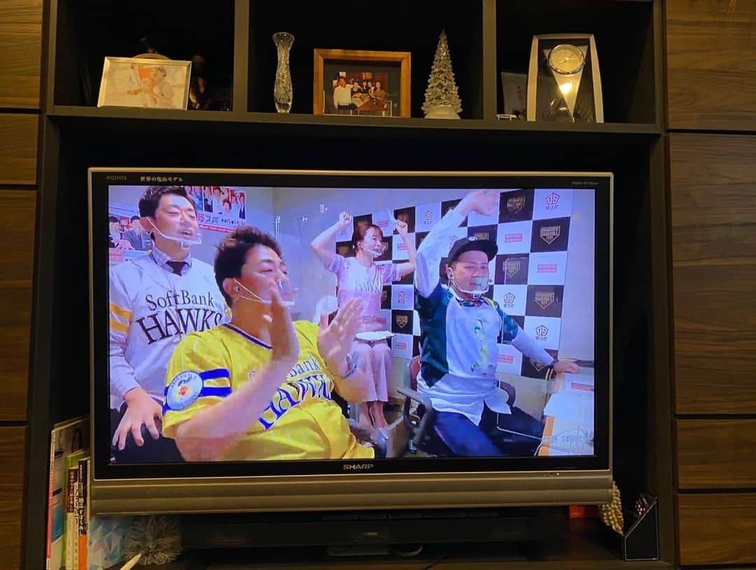 中谷萌さんのインスタグラム写真 - (中谷萌Instagram)「⚾️プロ野球開幕⚾️  今日も今宮選手のサヨナラ打で ホークス開幕から２連勝！🤩  昨日の野球中継の副音声は 終始大盛り上がりでした！！  ３時間喋りっぱなし、あっという間に終わりました🤣 楽しんでいただけましたでしょうか？  YouTubeでも同時配信してたので 大阪にいる両親もテレビにつなげて 大画面で見てたみたいです（笑） （２枚目参照）  今シーズンも、ホークスたくさん応援して盛り上げていきましょう〜！  にしても、今年のタカガールユニかわいい💕」3月27日 18時25分 - n_moepi_fbs