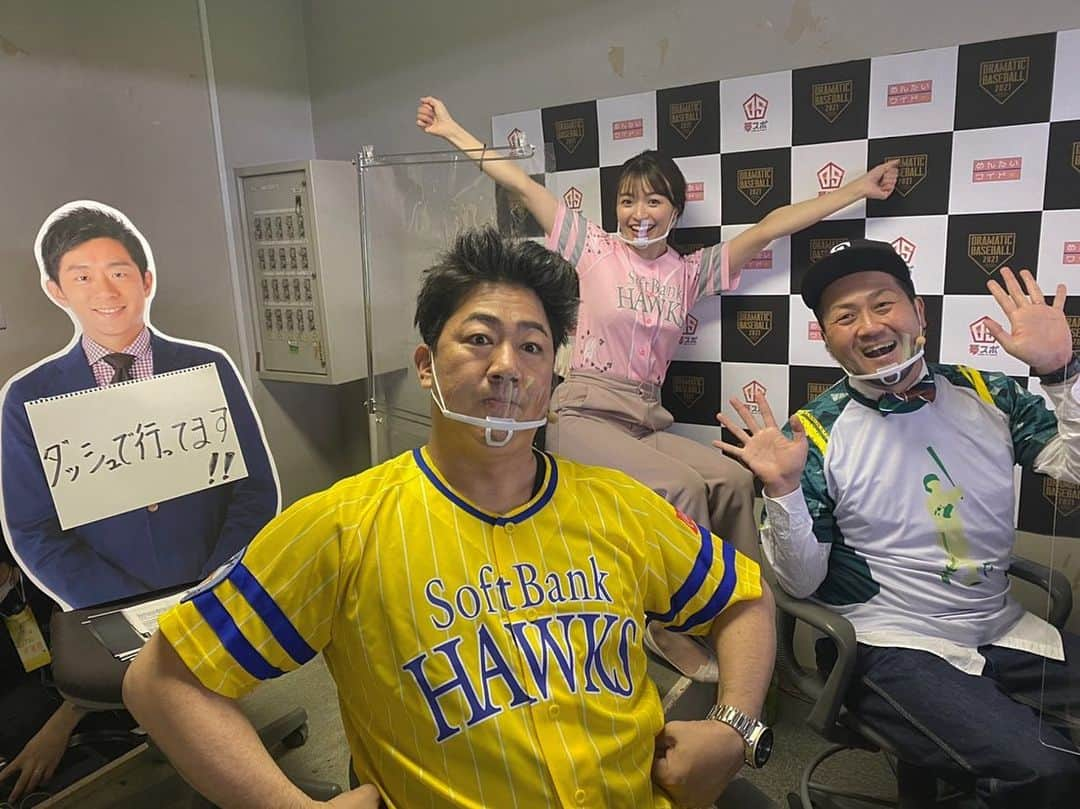 中谷萌さんのインスタグラム写真 - (中谷萌Instagram)「⚾️プロ野球開幕⚾️  今日も今宮選手のサヨナラ打で ホークス開幕から２連勝！🤩  昨日の野球中継の副音声は 終始大盛り上がりでした！！  ３時間喋りっぱなし、あっという間に終わりました🤣 楽しんでいただけましたでしょうか？  YouTubeでも同時配信してたので 大阪にいる両親もテレビにつなげて 大画面で見てたみたいです（笑） （２枚目参照）  今シーズンも、ホークスたくさん応援して盛り上げていきましょう〜！  にしても、今年のタカガールユニかわいい💕」3月27日 18時25分 - n_moepi_fbs