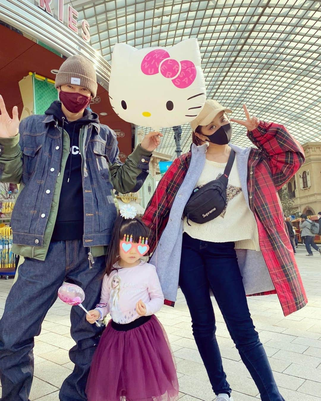 PINKYさんのインスタグラム写真 - (PINKYInstagram)「USJ🎡🎢🎠🏰🌟  今年初USJは宮本家と👨‍👩‍👧‍👦👨‍👩‍👧‍👦❤️  夜は通天閣の近くで串カツdinner🍤🍢🌟  大阪満喫！な一日でした🤗🌈❤️  ・・・ #love #happy #family #mamalife #usj #ユニバーサルスタジオジャパン」3月27日 18時40分 - shanti_pinky_shanti