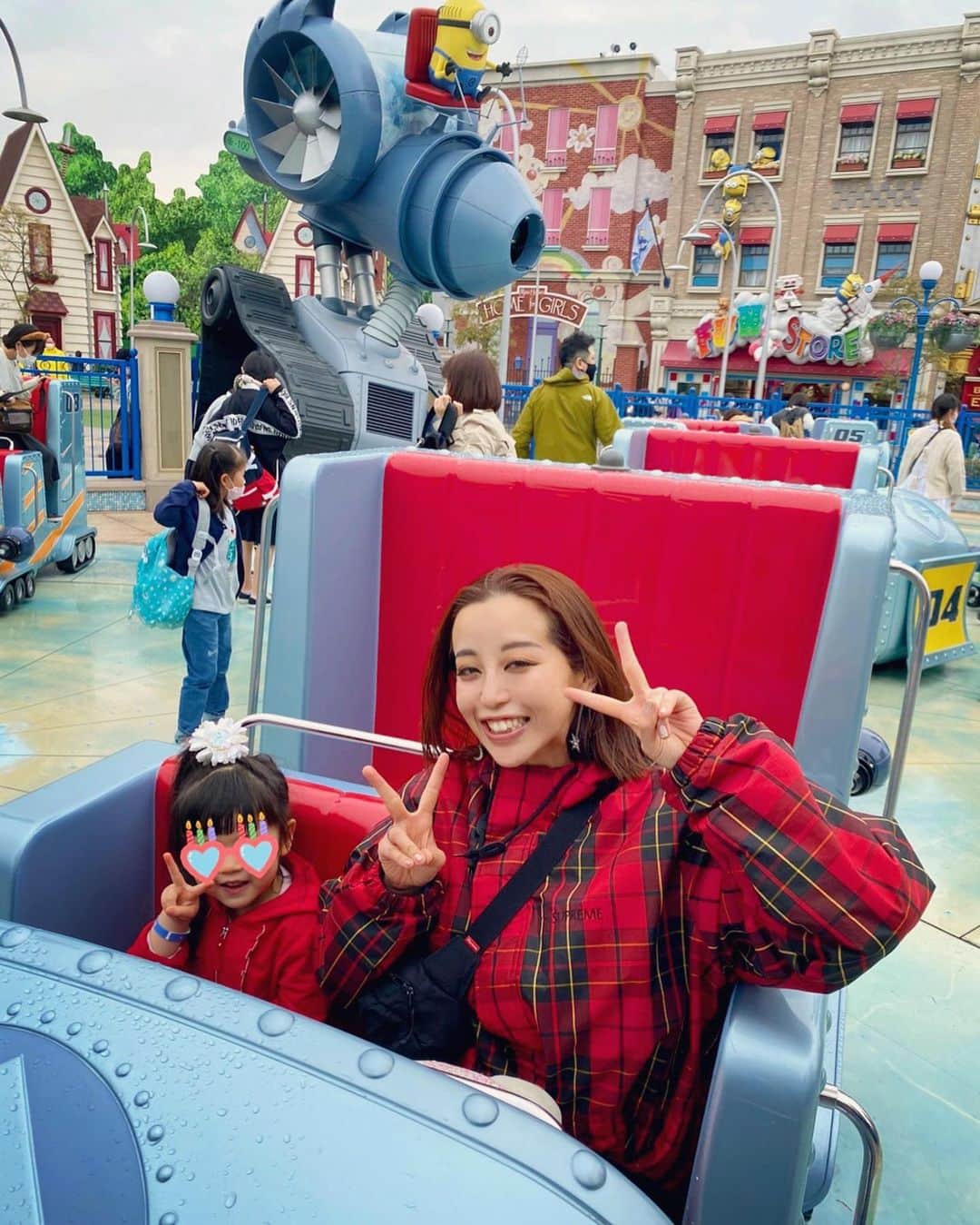PINKYのインスタグラム：「USJ🎡🎢🎠🏰🌟  今年初USJは宮本家と👨‍👩‍👧‍👦👨‍👩‍👧‍👦❤️  夜は通天閣の近くで串カツdinner🍤🍢🌟  大阪満喫！な一日でした🤗🌈❤️  ・・・ #love #happy #family #mamalife #usj #ユニバーサルスタジオジャパン」