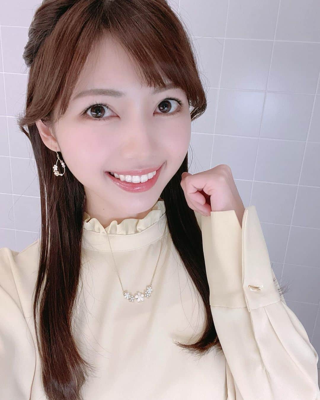 川又智菜美のインスタグラム：「🌸☺︎︎🌸﻿ 街で見かける桜が﻿ とても綺麗になってきましたね🌸﻿ 学生の頃、舞っている桜の花びらを﻿ どうにかキャッチしようと友達と﻿ 必死になった覚えがあります😂﻿ 懐かしいな〜🤭﻿ 皆さんはなにか桜に関する思い出ありますか？☺️﻿ ﻿ 写真は先日の衣装💁‍♀️﻿ 淡い黄色でとても春らしかったです💛﻿ 好きだからよくフラワーモチーフの﻿ ピアスとネックレスを合わせちゃいます😆﻿ ﻿ #日テレNEWS24 ﻿」
