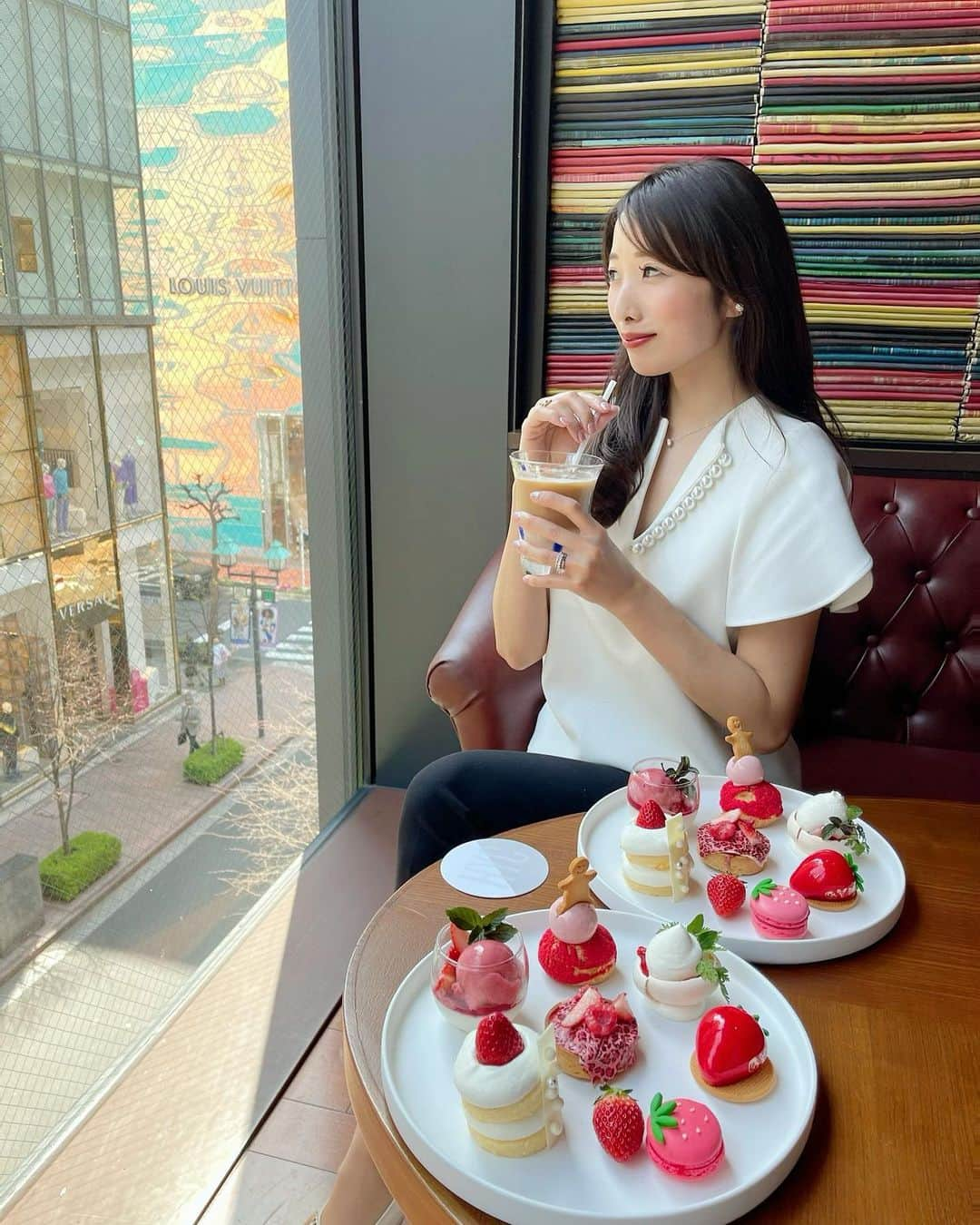 越馬千春さんのインスタグラム写真 - (越馬千春Instagram)「. @hyattcentricginza でアフタヌーンティー🫖☕️💕  子連れでも子なしでもよく会う @nonokagram と💕 育児や家族の話、環境がすごく似ていて話が尽きないんです✨  毎回会うと元気になる大好きなお友達❤️ #ハイアットセントリック銀座 #hyattcentricginza #hyattcentric#いちごのアフタヌーンティー #afternoontea #AT #tea #スイーツ#sweets #teatime #dessert #千春の趣味#アフタヌーンティー会#東京アフタヌーンティー#桜アフタヌーンティー#tokyoafternoontea#chiharukoshiba_afternoontea」3月27日 19時12分 - chiharukoshiba