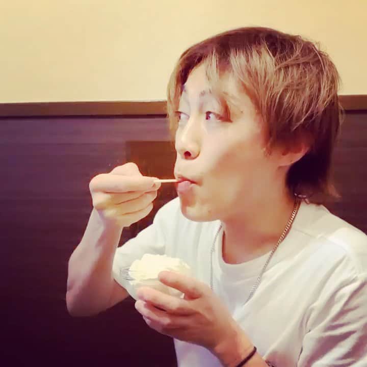 ヒカル（はやぶさ）のインスタグラム：「こんばんは🌆(*´∇｀*) 今日はヤマトとカラオケで練習しました。 ドリンクバーに私の目当てのソフトクリームがあったので、練習をした後に、しっかりいただきました。（笑） 喉が、身体が、自分が、喜んでいました😍👏 #ソフトクリーム #美味しい #大好き #大好物 #カラオケ #ドリンクバー #ヒカル」