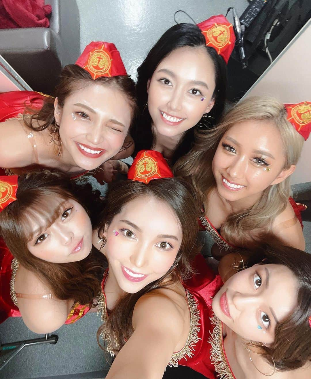 キャシー凛さんのインスタグラム写真 - (キャシー凛Instagram)「2020 Krush Girls👑❤️  このメンバーでのKrushガールズも今回で見納めとなりました！  Krushガールズとして、今年も稼働できて幸せでした♪  今年はキャプテンとして👩‍✈️ 頑張ってきました。 年下も年上もいる中でどんな姿勢を見せたらいいのか試行錯誤しながら頑張ってましたw  コロナ渦にぶちあたった年でもあり、イベントや物販の機会も減った中で新メンバーをどうやってk-1ファンの方たちに知ってもらおうかも考えながら一年活動したし、 Krushの良さも知ってもらいたかった💪🏻  私は皆んなにどんなキャプテンとして映っていたか分からないけど、 このメンバーだったから こんな時期の中でも沢山の反響を頂けていたし、最後まで完璧に稼働できたと思う👊🏻❣️  2020のメンバーとして出会えたことに感謝してるよ❗️✨  最高な一年をありがとう☺️❤️  PS.うちの妹は泣き虫でした🤣  #Krushガールズ #krushガールズ2020」3月28日 5時48分 - cathyrin__1222