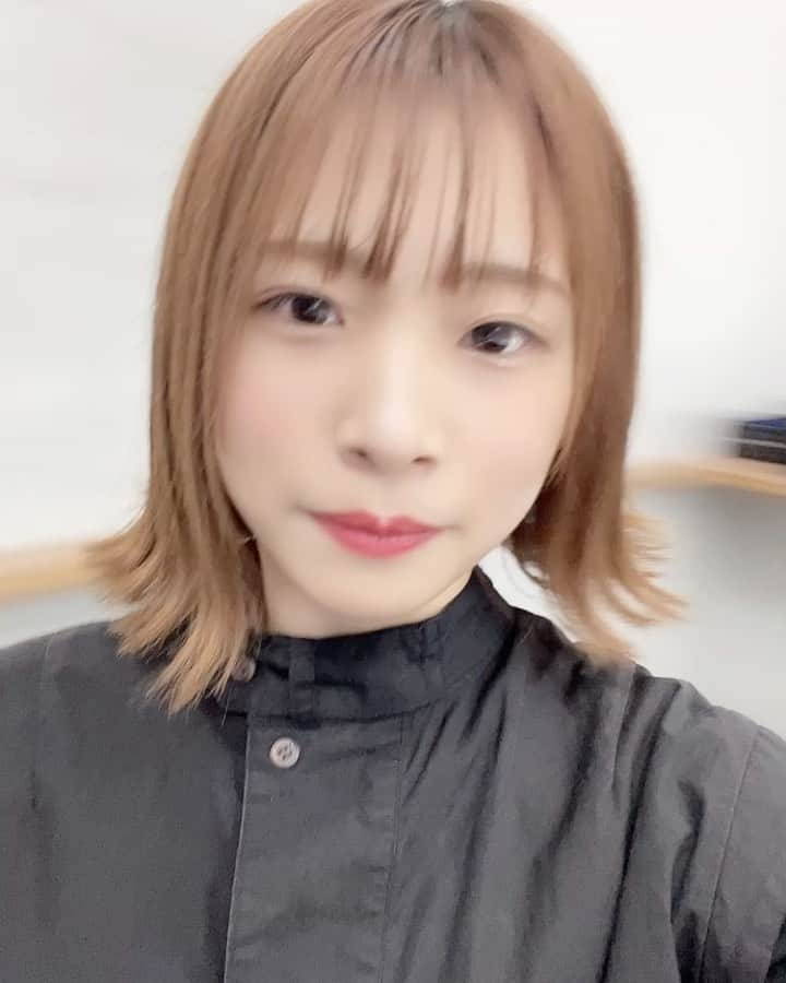 高橋みのりのインスタグラム：「生電話会ありがとうございました！！  楽しかった〜！！  2日目も宜しくお願い致します！！！！🔥🔥  生電話会の椅子が凄いくるくる回れるやつだった！  回転できる椅子って絶対回っちゃうんだよね〜  どのくらいのスピードに耐えられれかやってみたい🌪  お洋服は#freaksstore だよ！  @freaksstore_official   大好きなの〜♡  #ラストアイドル#高橋みのり#ワンピース#ショートカット#ボブ#ボブヘアー」