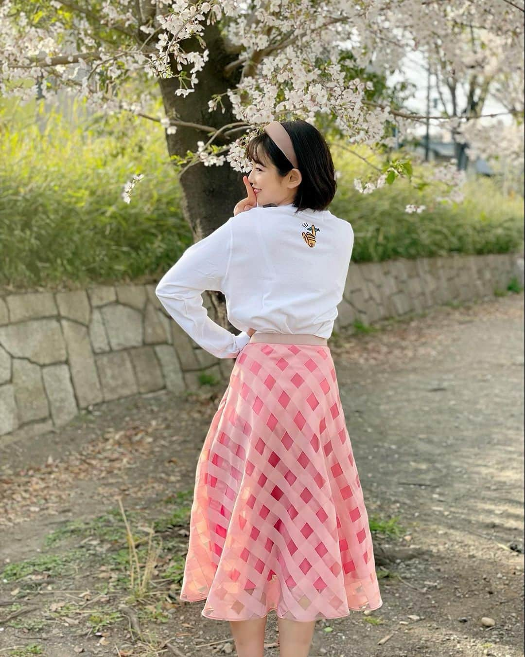 堀江聖夏さんのインスタグラム写真 - (堀江聖夏Instagram)「大塚選手プロデュース「shiii」シリーズ🌸﻿ ﻿ パーカー、ロンT、ソックスが﻿ 販売されていますよ！﻿ ﻿ 私が着ているので﻿ ロンT(XLサイズ)です𓂃 𓈒❁⃘﻿ ﻿ これを着て🤫🤫🤫の﻿ ポーズをしましょうね！  背中の首にあるロゴもポイント🌼  スカートは、シースルーが 可愛い💕ルミノーゾコムサです！ 桜との相性がばっちり✺ ﻿  ﻿ ﻿ #大塚裕土﻿ (@yuto14tsuka )🏳️ #LUMINOSOCOMMECA﻿ #川崎ブレイブサンダース  #fashion」3月27日 21時23分 - mina_horie