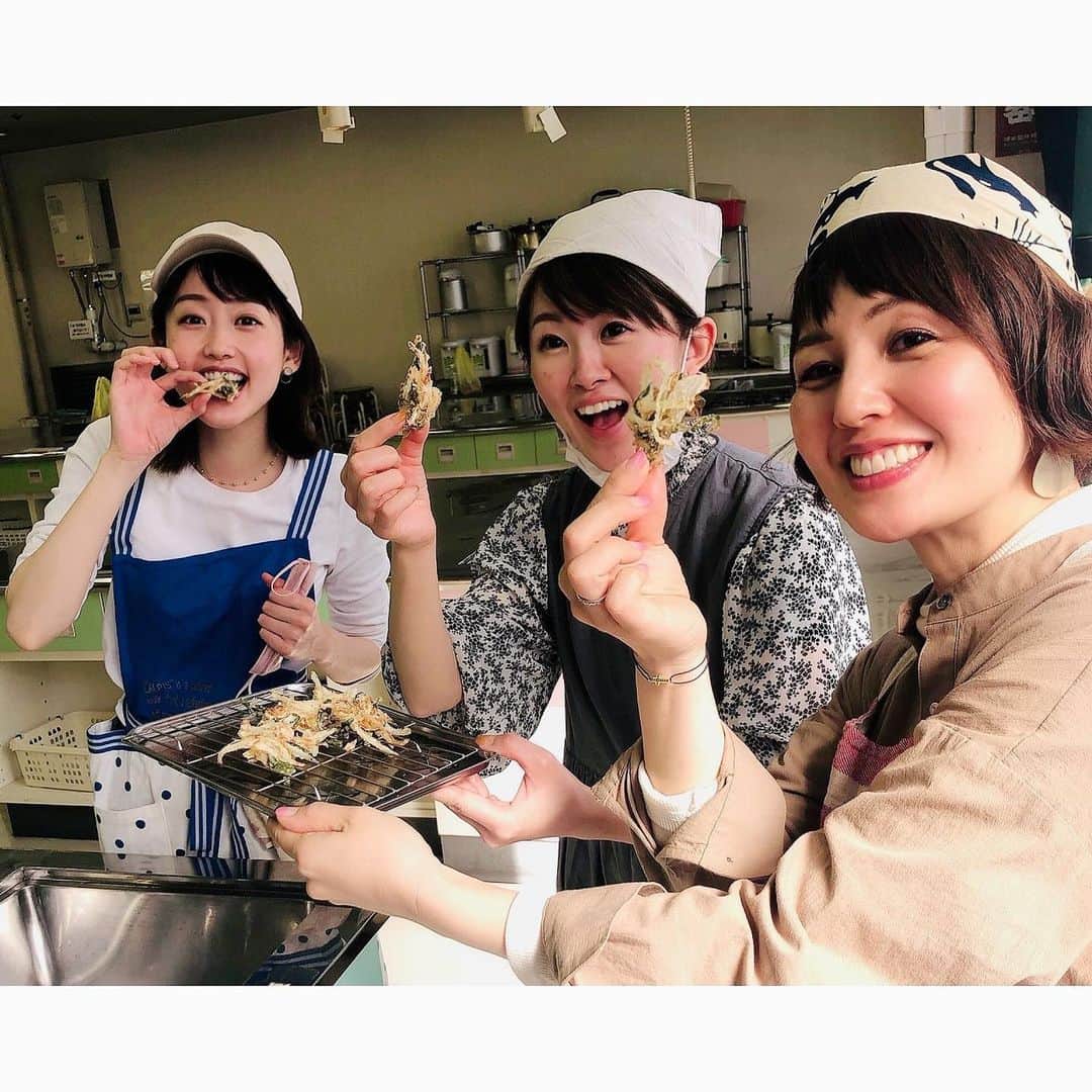 河村綾奈のインスタグラム：「長いおうち時間の中で大好きになったもの、キムチ。 私にとって最高のご飯のお供です。 今日また一段と愛が深まりました。 . お誘いをいただき、キムチ作りワークショップへ！ イマナマ！の楽うまクッキングでも大変お世話になっている、#casico の岸八千代先生のもとで、 「ボウルが大きい〜！！」「韓国ドラマでこういうシーン見たことある〜！！」と感激しながら。 . 同じ白菜でも、株ごと漬けるか、切り分けて漬けるかだけで味や香りに大きな違いが出るなど、初めて知ることばかりで終始ウキウキしました。 . スーパーで買うのも美味しいけど、 自分で漬けたものはどんな味がするんだろ！ きっとまたご飯がすすんでしまうな〜〜😆🍚 . おうち時間のおかげさまで、こんな経験が出来ました。 そう言えるものを少しずつ増やしていきたいです。 . （岸先生、キムチーム2021の皆様、最高に楽しかったです！ありがとうございました！！🥰） 一緒に教えていただいたスンドゥブチゲとかき揚げも美味しかった…🥰」