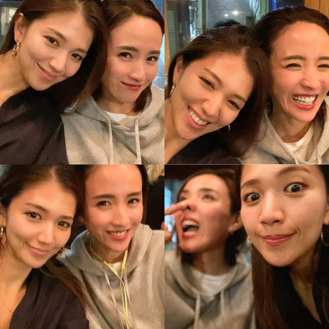 秋定麻紀子のインスタグラム：「2人して口と歯を真っ黒にさせながら何も気にせずマシンガントーク。  美人はお歯黒でも美人でした。  とにかく飲みすぎて記憶曖昧だけど、とにかく私の話しを理解しアドバイスをくれていた。  お互い持って来ないといけない持ち物を完全に忘れてたくせに お互いに渡したい土産はちゃんと持って来てたという（笑）  そしてお互い 「ごめん！ってか最高だねw はいカンパーーーイ！！」  切替えの速さと、でも全然切り替えられない事はものすごく真面目で不器用で。  そんな友が存在する事は幸せです。 しかし飲んだ。」