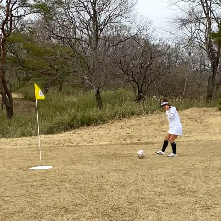 あおい夏海さんのインスタグラム写真 - (あおい夏海Instagram)「⚽️フットゴルフパター編⚽️ ゴルフとの違いは、グリーン周り傾斜あると全く止まらなくてグリーン外まで転がり落ちる。。。😂😂  わたしはパットはトゥーキックでやってます。  明日に切りかえ！ 決戦の日は明日。   #フットゴルフ #フットゴルフ日本代表 #ゴルフ #ゴルフ場 #ゴルフファッション #サッカー #フットサル #はいチェリー #あおい夏海 #footgolf #スポーツコーデ #スポーツ女子  #ゴルフ女子  #筋肉女子 #那須国際カントリークラブ #フットサル女子 #冬服コーデ  #サッカー女子 #スポーツウェア #筋肉女子  #ゴルフコーデ  #ゴルフファッション  #春コーデ  #フットゴルフジャーニー #テレビ愛知  #クアルトユナイテッド」3月27日 21時44分 - natsumi.aoi